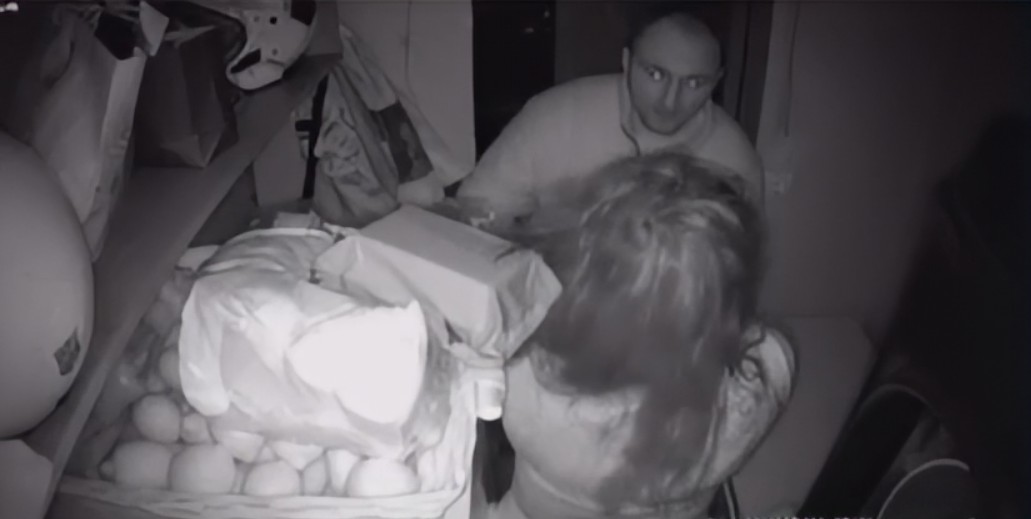 Pronari shqiptar i një lokali në Greqi rreh barbarisht kamarieren bashkëkombase