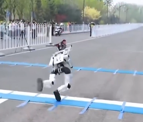  Terminatori  bie në provë  Roboti copëtohet pasi dështoi të kalonte pengesën