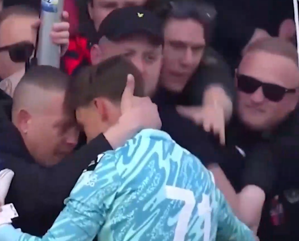 Humbi babanë  tifozët rivalë përqafojnë portierin pas penalltisë së pritur