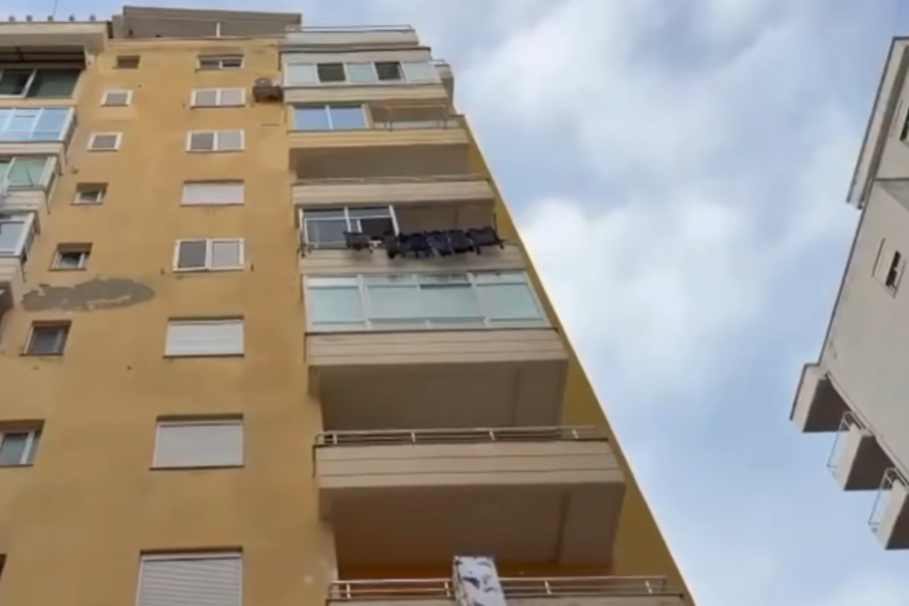 E rëndë në Vlorë: Ra nga ballkoni i pallatit, ndërron jetë në spital fëmija 3-vjeçar