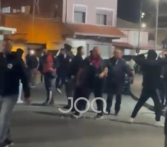  Tifozët e Vllaznisë sulmuan ata të Teutës  5 të plagosur  policia i la të bënin ç të donin 
