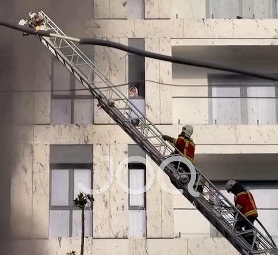 Zjarri masiv pranë QSUT  zjarrfikësit ngjiten për evakuuimin e banorëve