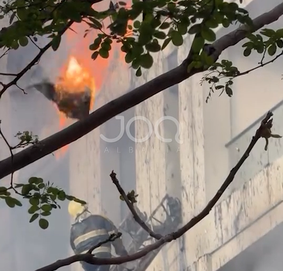 Mes flakëve dhe tymit  momenti kur zjarrfikësit heronj shpëtojnë të moshuarat