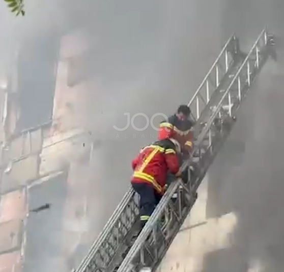 Pamje dramatike  Copa materialesh nga pallati në flakë bien mbi zjarrfikësit heronj