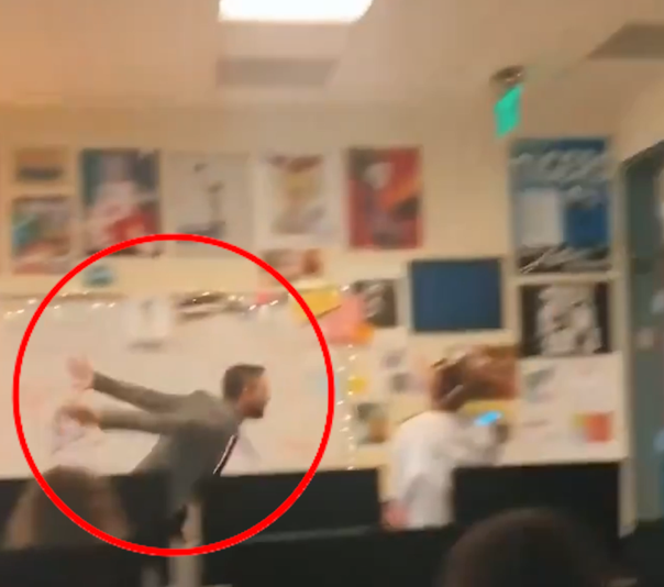 Mësuesi bëhet viral në rrjet  Imiton studentët pasi bie zilja  ata shkrihen së qeshuri 