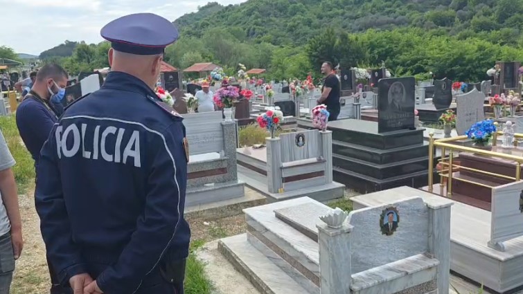 U akuzua se hapi varrin  reagon familjari  Nuk ka probleme mendore  është pyetur se shkon shpesh te varri i nënës
