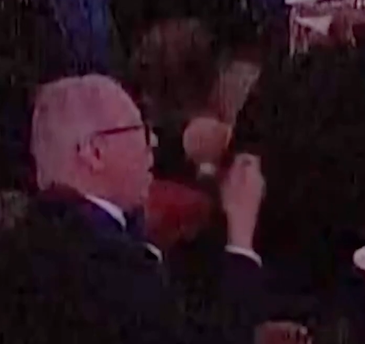 Pamje surreale nga të shtënat SHBA  I ftuari vijon të hajë i qetë  e ftuara merr shishet