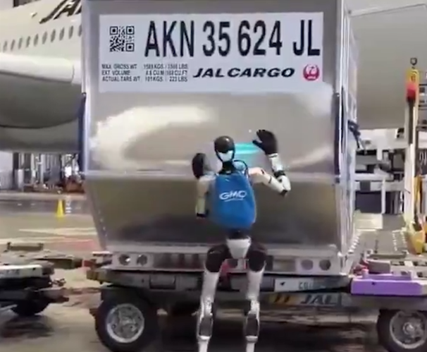 japonia-teston-punetoret-e-se-ardhmes-robotet-humanoide-zbarkojne-ne-aeroport