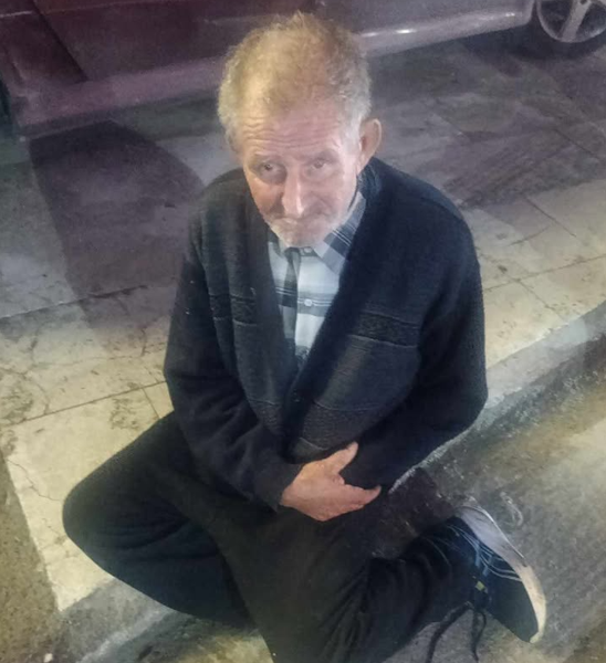 I vetëm dhe i ulur në një cep rruge  a e njeh kush këtë gjyshin e humbur 