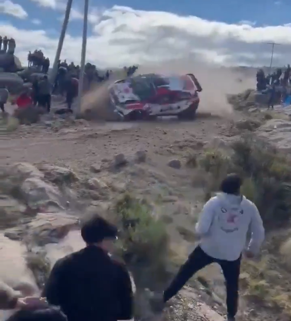 Makina e garës del nga pista dhe përplas turmën  vdes 25 vjeçari