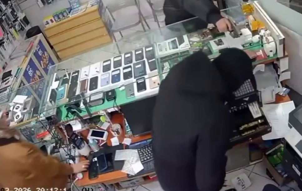 ‘Skifterët’ shqiptarë në aksion, grabisin me armë një dyqan celularësh