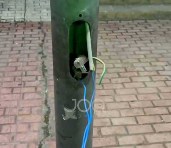  Kabllot elektrike të zhveshura po rrezikojnë jetën e fëmijëve te Sheshi Shtraus  