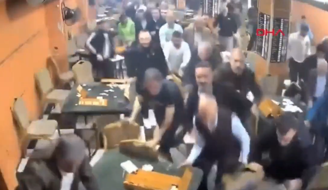 Basi i muzikës iu duk si tërmet  klientët ia mbathin me vrap nga kafeneja