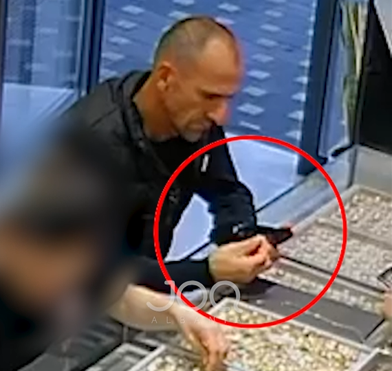  Ky person më vodhi një medaljon floriri  e fshehu poshtë celularit 