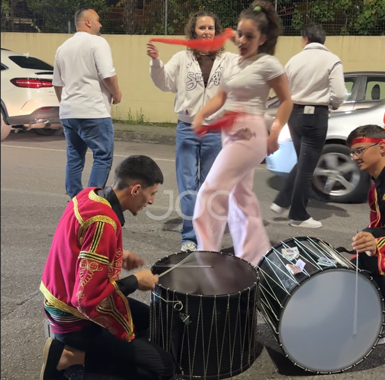 Dasma shkodrane  ndizet  nga tupanat  të rinjtë performojnë në mes të rrugës