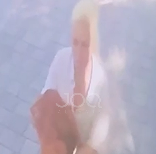  Kjo biondja zbriti nga ML ja dhe më vodhi fustanin në dyqan 