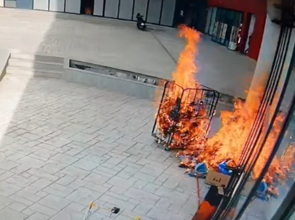 Dalin pamjet  si nisi zjarri që shkrumboi pallatin te kompleksi  Arlis 