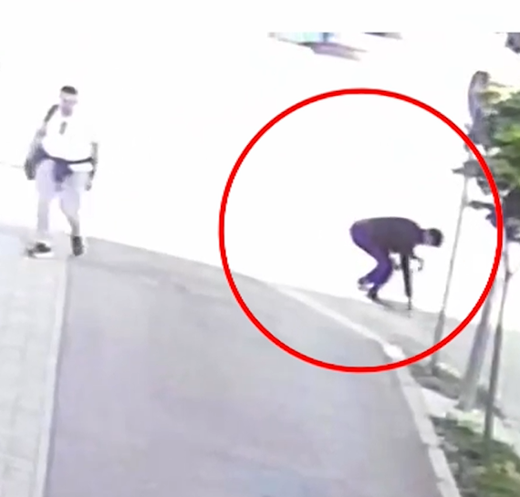  Më ra portofoli sapo zbrita nga taksia  dikush e mori menjëherë dhe u largua  