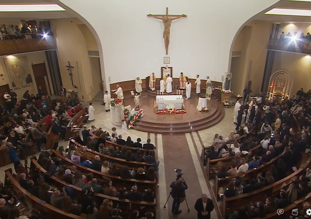 Pashkët Katolike  mbahet mesha e shenjtë në Katedralen e  Shën Palit 