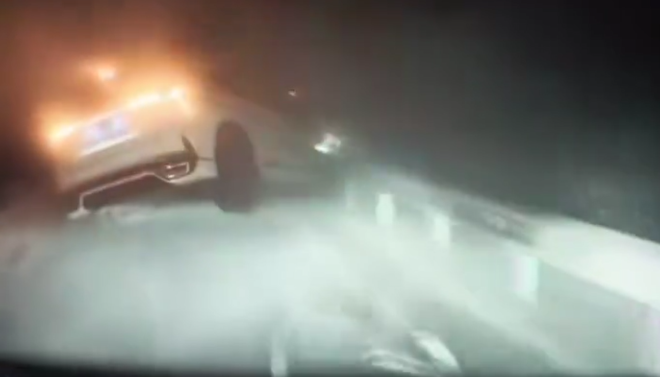 Mes tymit  Tesla shmang në sekondën e fundit aksidentin që dukej i pashmangshëm