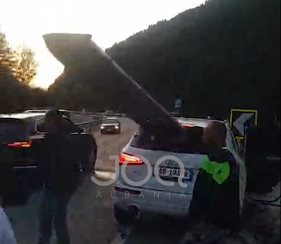 Aksident i frikshëm në Llogara  Barriera metalike depërton në makinë në hyrje të tunelit