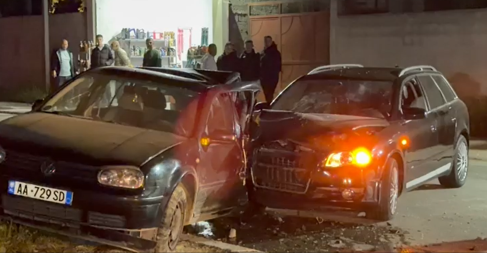 Nuk iu bind urdhrit të policisë  përplaset me një makinë të parkuar dhe plagoset