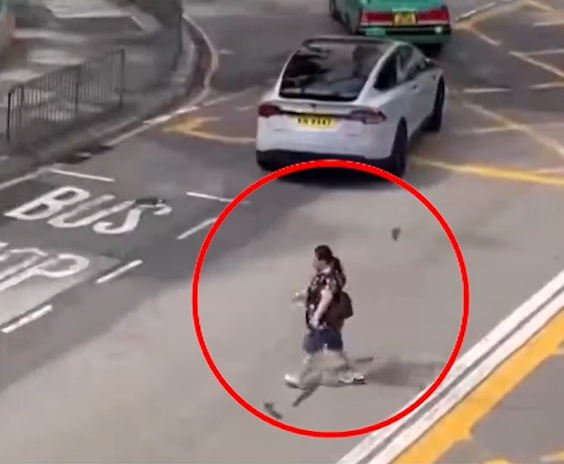 Shkeli rregullat  polici e pret këmbësoren në trotuar me gjobën e majme