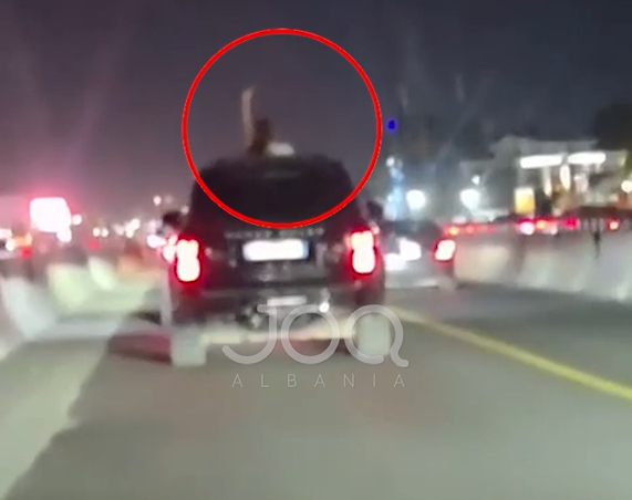 Shoferi i Range  flladit  brunen dhe kryen manovra në autostradë