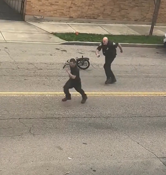 Polici heq  të zitë e ullirit   Çiklisti i bën  zbor  në mes të rrugës dhe i ikën nga duart