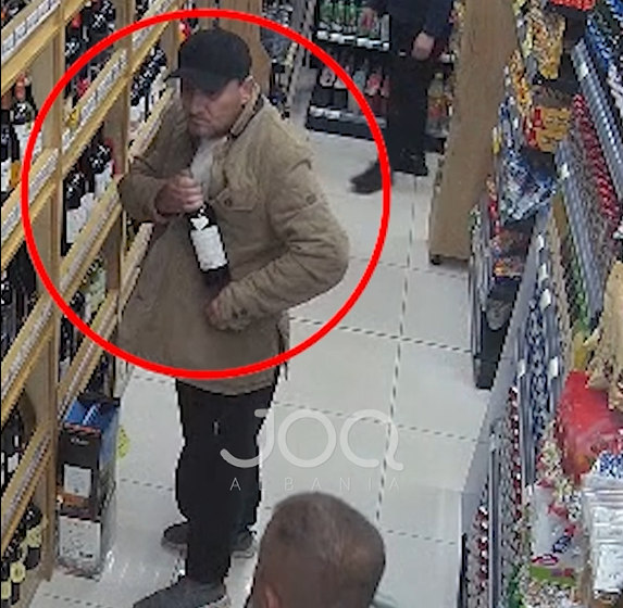 Burri filmohet duke vjedhur shishen e shtrenjtë të verës  momenti kur e fut në xhepin e palltos