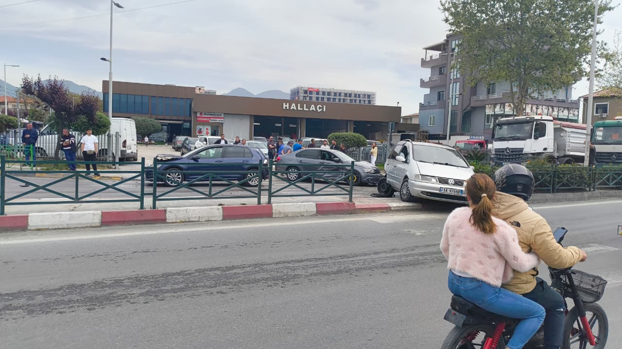 Aksident në rrethrrotullimin e Bathores në Kamëz, përplasen disa automjete