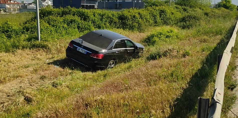 Dy makina në kanal pas një parakalimi të rrezikshëm në Fushë Krujë Durrës