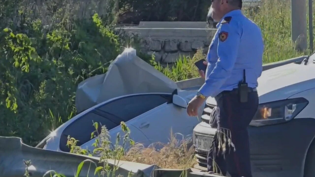 Aksident fatal në Fier  makina përplas për vdekje 65 vjeçarin dhe përfundon në kanal