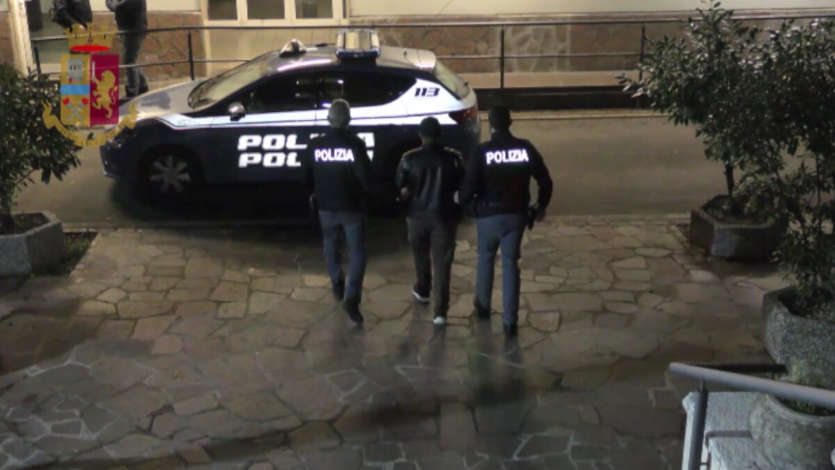 Tentoi të grabiste një argjendari me armë  arrestohet 50 vjeçari shqiptar në Itali