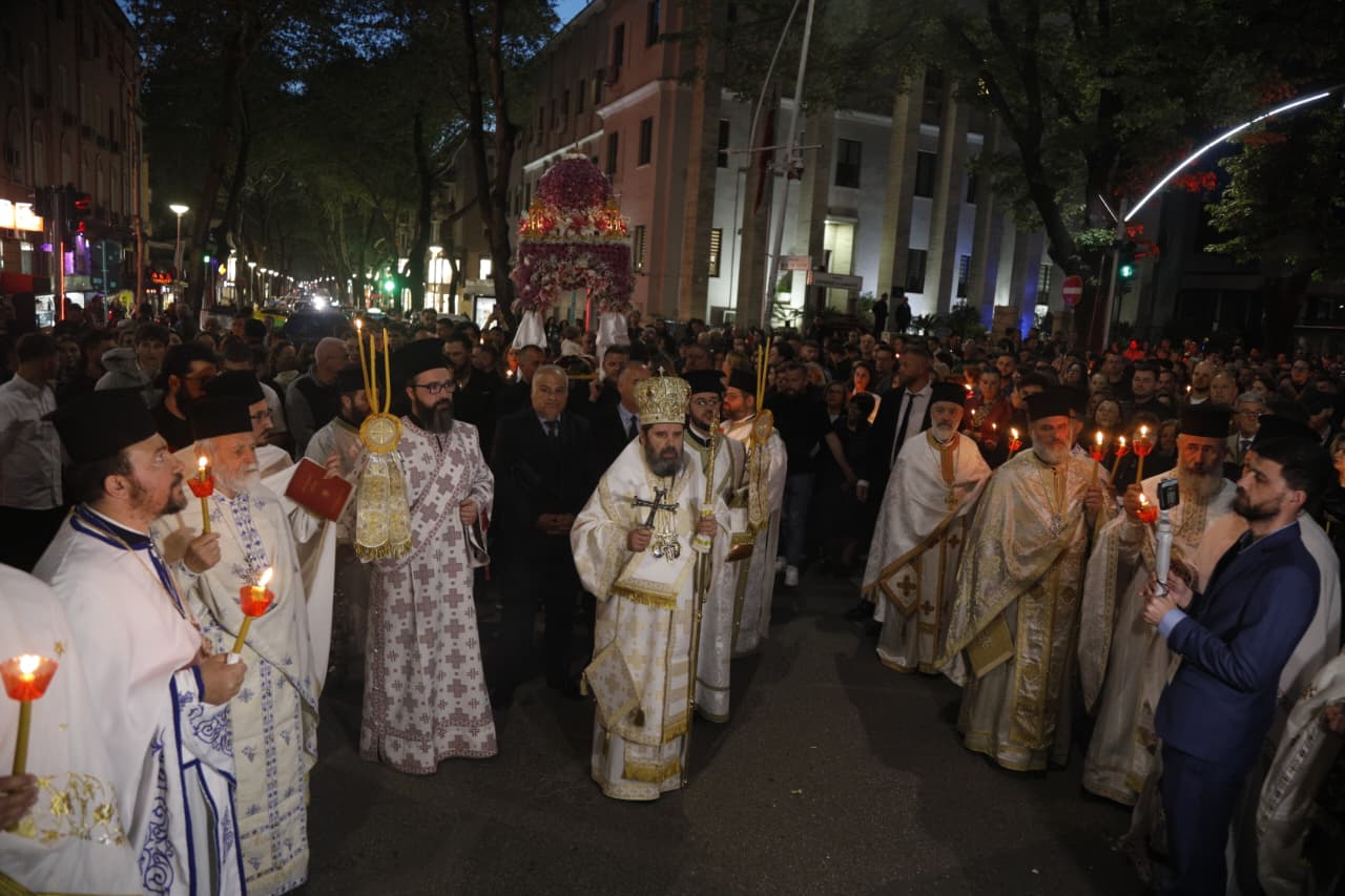 Besimtarët ortodoksë në mbarë vendin kremtojnë të Premten e Zezë