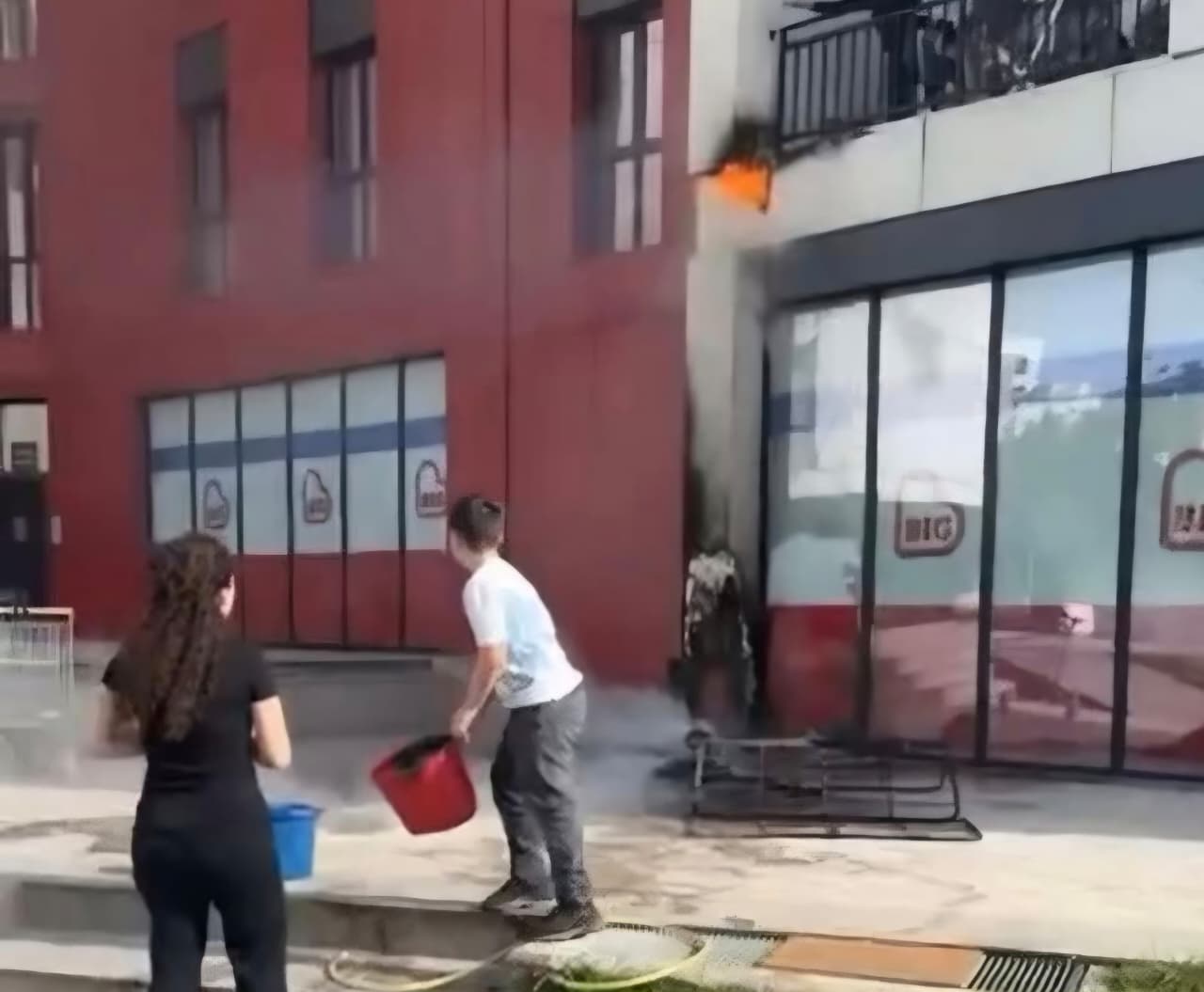 Pamje nga nisja e zjarrit  Një person dyshohet i vuri flakën kartonave të  Big Market 