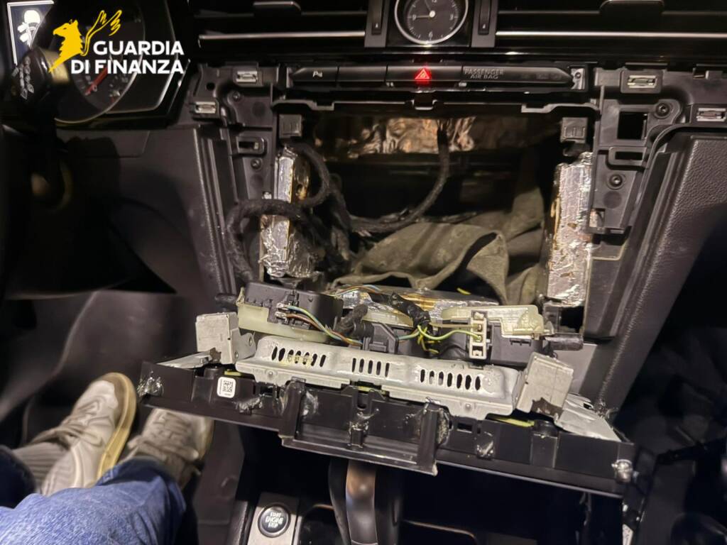 Itali: Shqiptari kapet me 5 kg kokainë të pastër, droga e fshehur në kroskotin e makinës