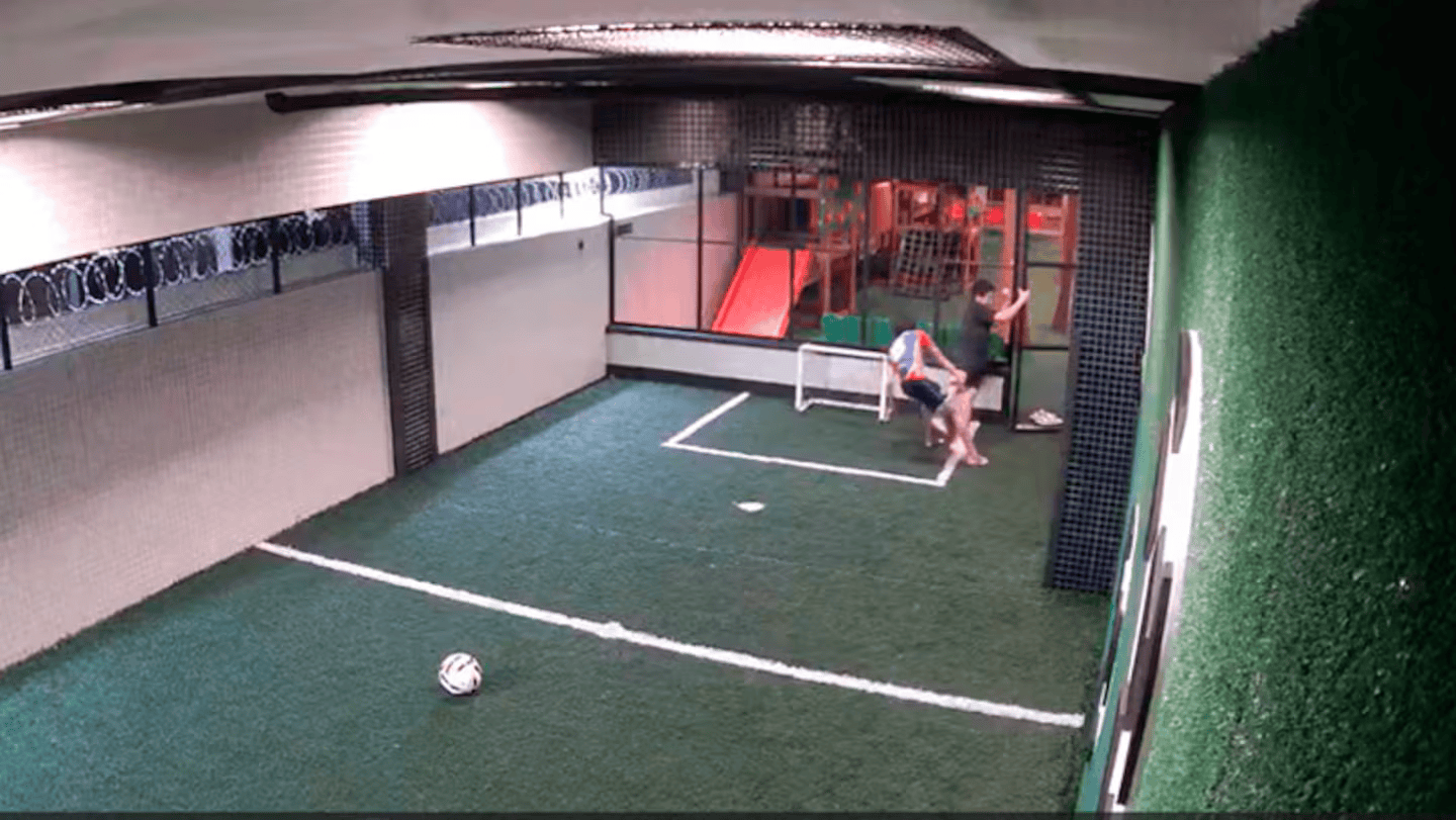 Adoleshenti hero shpëton shokun e tij që pësoi goditje elektrike gjatë lojës