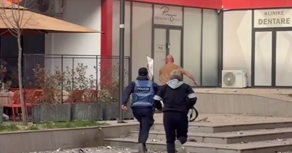 Policët dhe qytetarët turren të shpëtojnë banorët mes ulërimave