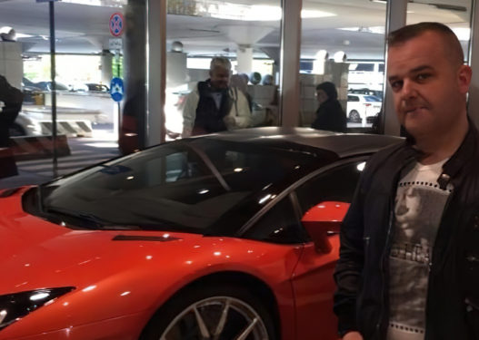 U dogjën dhjetra shtëpi, pronari Armand Lilo bën “Playboy-in” me Ferrari e luks të shfrenuar