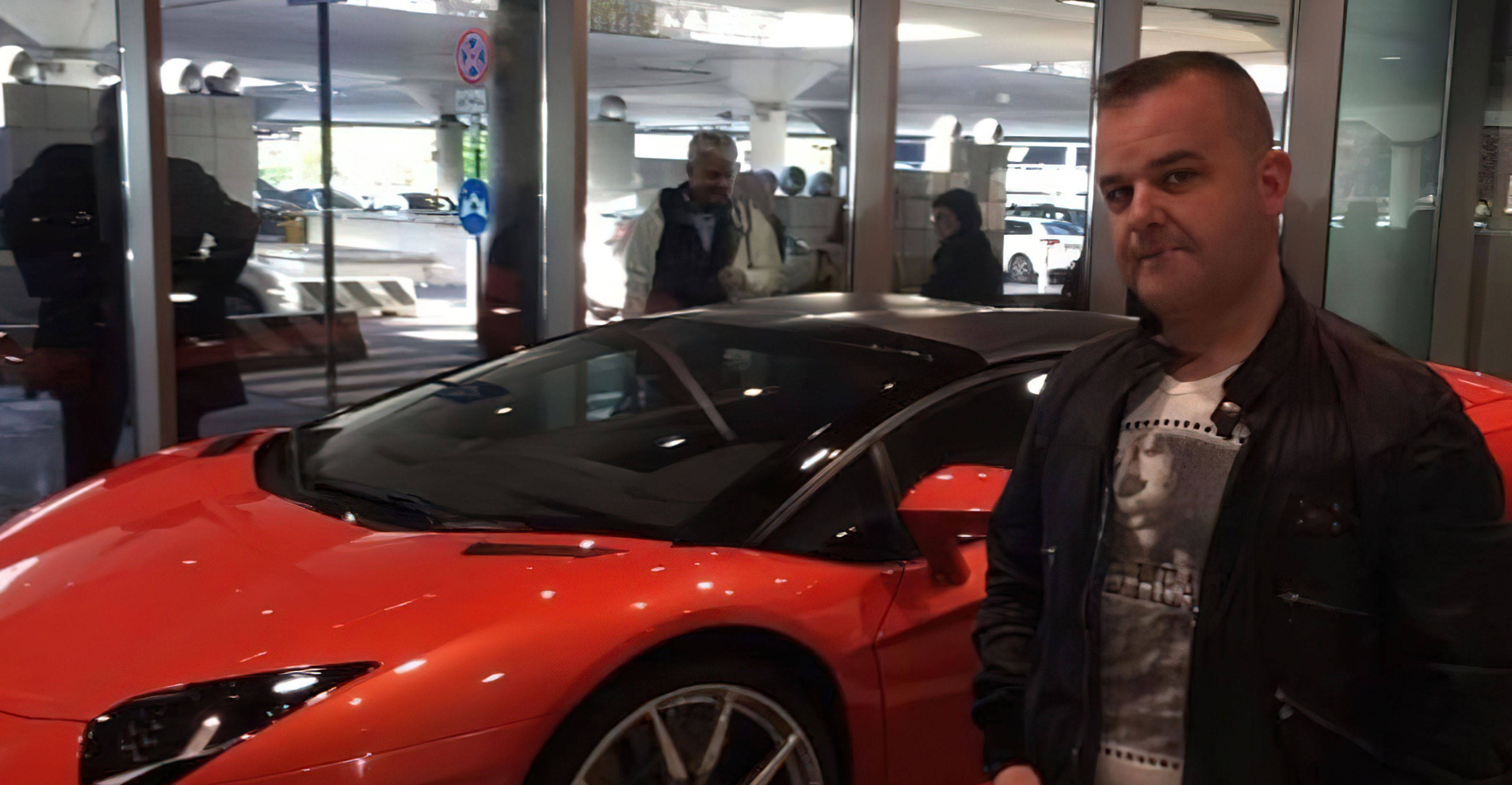 U dogjën dhjetra shtëpi  pronari Armand Lilo bën  Playboy in  me Ferrari e luks të shfrenuar