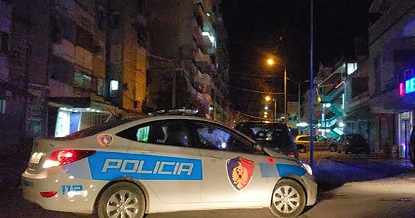 Të shtëna me armë zjarri në Kurbin  qëllohet drejt një makine