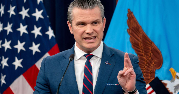 Hegseth paralajmëron  ferrin  mbi Iran  Trump nuk bën shaka 