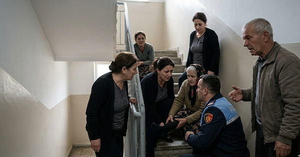 Vajza hedh nënën nga shkallët dhe arratiset  policia e Durrësit në kërkim të 37 vjeçares