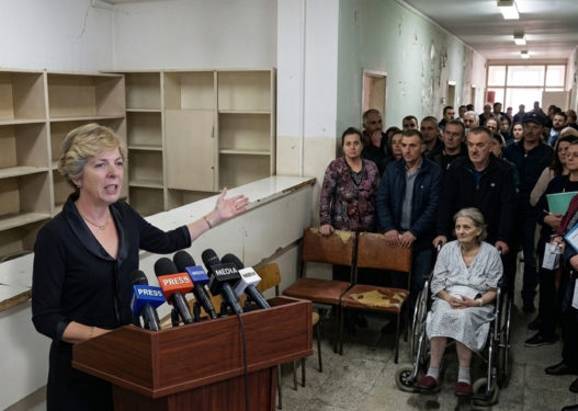 Ministrja Sala: “Sot në QSUT nuk mungon asnjë ilaç”