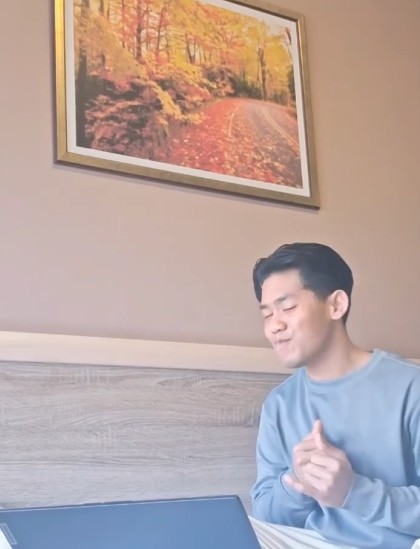 Kim nga Indonezia sfidon elbasanllinjtë me këngën “Elbasan, maraku im”