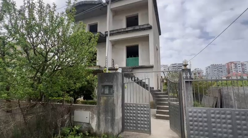 Ngeci në derë dhe vdiq  hajduti është 47 vjeçari Ilir Zarka