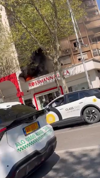 Zjarr te një dyqan tek 9 katëshet  flakët dhe tymi përfshijnë disa banesa