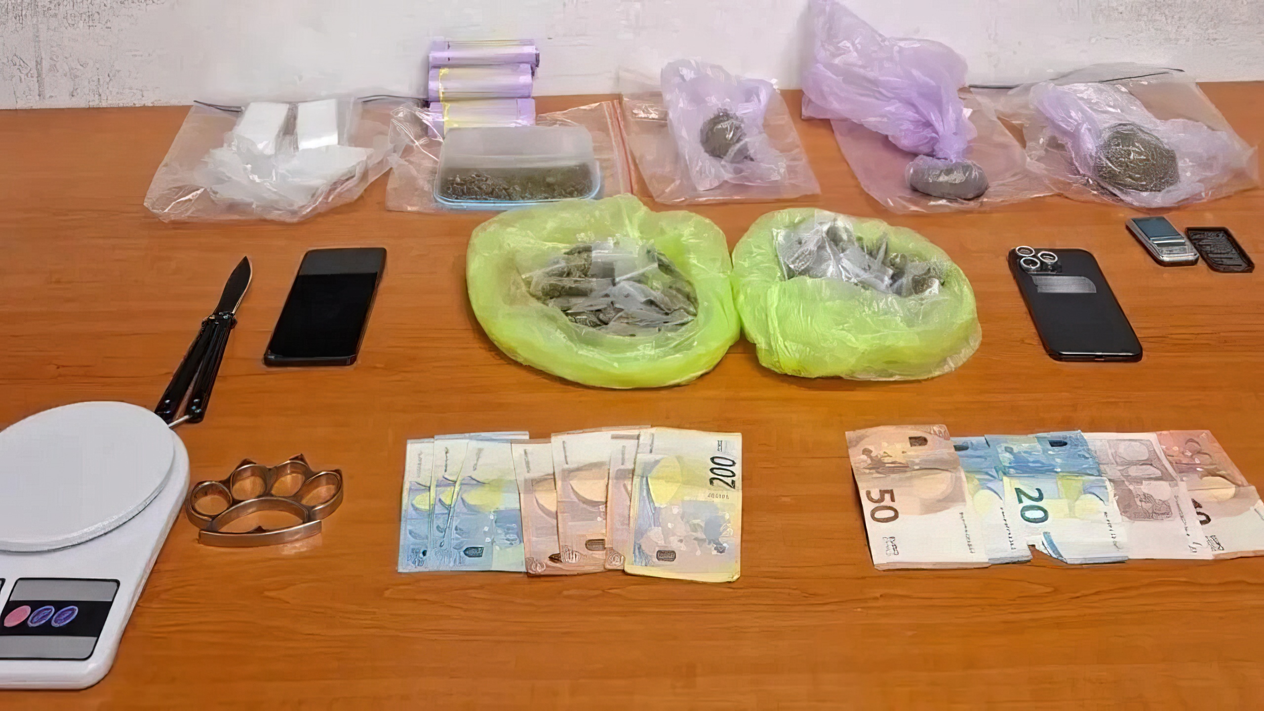 mafia-shqiptare-i-dirigjonte-nga-burgu-per-shitjen-e-droges-arrestohen-dy-te-rinjte-ne-greqi