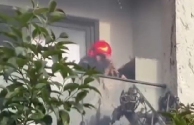 Zjarrfikësi bëri detyrën, por përqafimi ndaj të moshuarës e bën hero